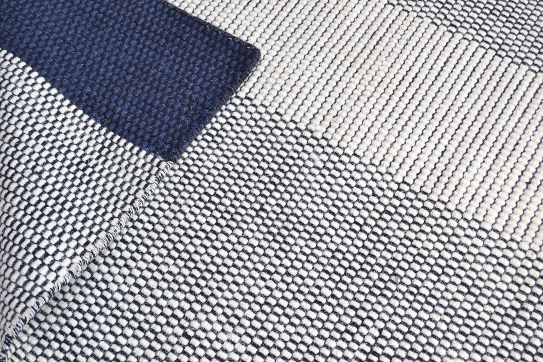 Modern Handwoven Wool Rug - Dotts - Ivory/Navy - 160x230cm