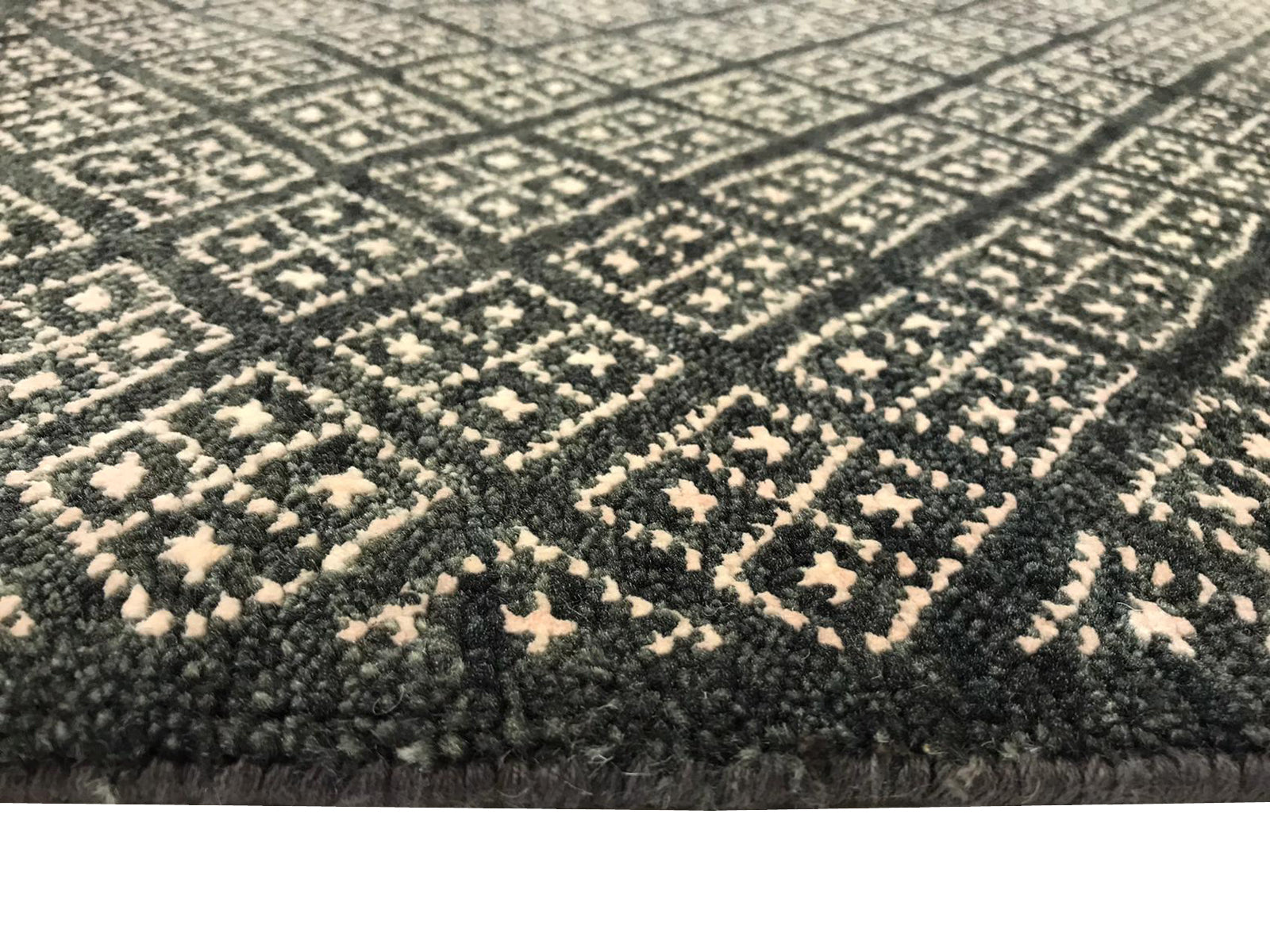 Designer Handknotted Wool Rug - New York - Charcoal - 242x295cm